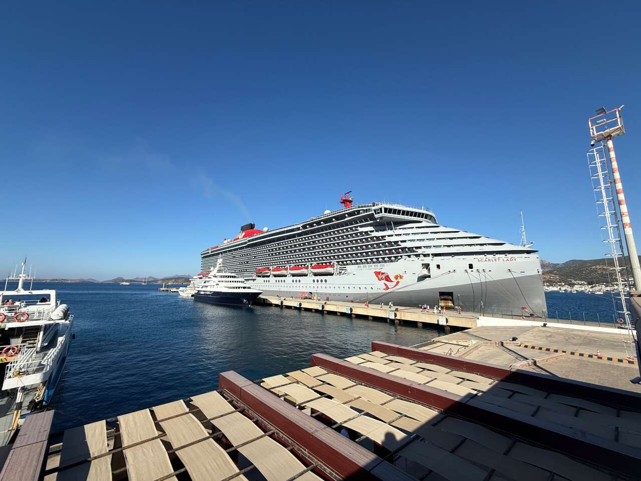 Scarlet Lady Bodrum’da, 277 Metrelik Dev Kruvaziyer Limana Demirledi 2